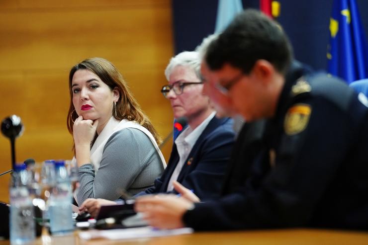 A decana da facultade de educación da USC, Carmen Fernández Morante (c), e a secretaria de Estado de Igualdade e Violencia de Xénero, Ángela Rodríguez Pam (1i), na presentación e debate do protocolo 