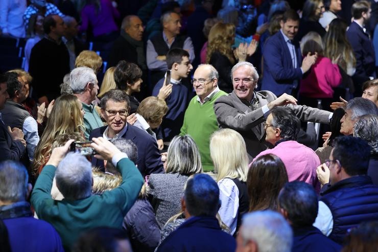 O presidente do PP, Alberto Núñez Feijóo (i) chega xunto ao alcalde de Zaragoza, Jorge Azcón (d), ao acto de presentación de candidatos autonómicos do Partido Popular ás eleccións autonómicas do 28M.. Fabián Simón - Europa Press / Europa Press