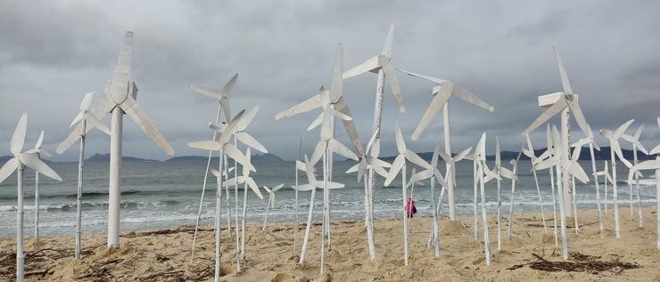 Samil inzada de pequenos muíños de vento para protestar contra a "depredación eólica" de Galicia / Ecoar