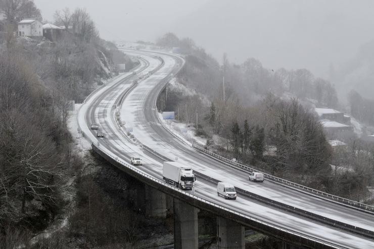 Varios coches circulan por estradas nevadas, a 17 de xaneiro de 2023, en Pedrafita do Cebreiro, Lugo, Galicia (España). A Dirección Xeral de Emerxencias e Interior da Vicepresidencia Segunda da Xunta activou a alerta laranxa por acumulacione. Carlos Castro - Europa Press