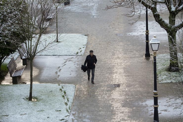 Un home pasea sobre unha lixeira capa de neve xunto á muralla romana de Lugo / Carlos Castro - Europa Press  / Europa Press