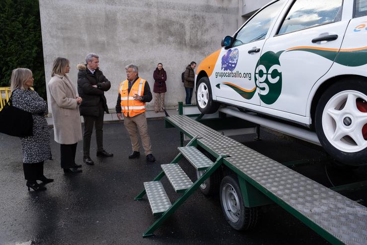 O presidente da Xunta, Alfonso Rueda, acompañado da  conselleira de Política Social e Xuventude, Fabiola García, na visita ás instalacións dunha autoescola en Culleredo 