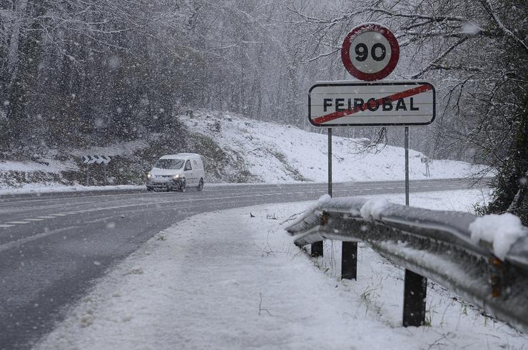 Un coche pasa por unha estrada cuberta de neve, a 18 de xaneiro de 2023, en Ourense / Rosa Veiga - Arquivo