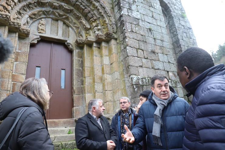 Román Rodríguez ante a fachada da igrexa de San Lourenzo de Carboeiro. XUNTA / Europa Press