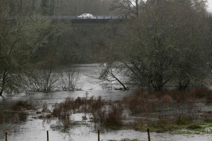 Inundacións polo desbordamento dun río na comarca da Terra Chá, a 19 de xaneiro de 2023, en Rábade, Lugo, Galicia (España). A Axencia Estatal de Meteoroloxía (Aemet) mantén a Lugo en alerta amarela polo temporal, debido ás diversas inund. Carlos Castro - Europa Press