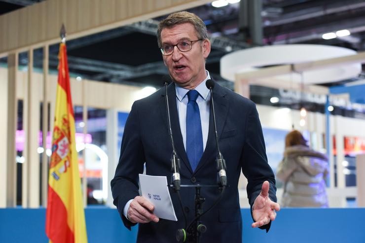 O líder do PP, Alberto Núñez Feijóo, intervén durante unha visita á terceira xornada da Feira Internacional de Turismo, Fitur 