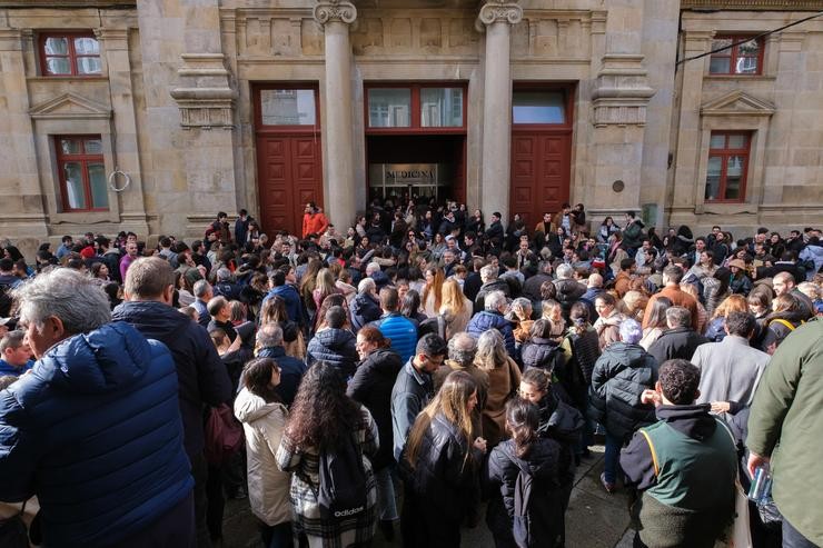 Un grupo de persoas ás portas da Facultade de Medicina da Universidade de Santiago de Compostela para realizar as probas de Formación Sanitaria Especializada convocada polo Ministerio de Sanidade, en Santiago de Compostela. César Arxina - Europa Press / Europa Press