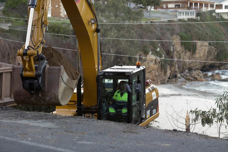 Un guindastre na estrada N-642, a 21 de xaneiro de 2023, en Lugo, Galicia.. Carlos Castro - Europa Press / Europa Press