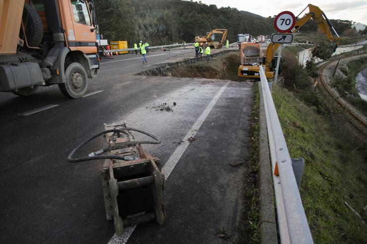 Un guindastre na estrada N-642, a 21 de xaneiro de 2023, en Lugo, Galicia.. Carlos Castro - Europa Press