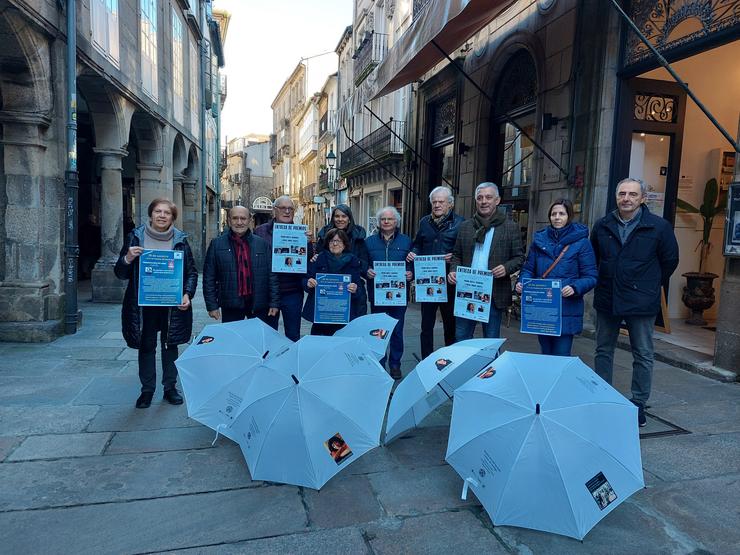 Presentación da 'Semana da Novela Europea Traducida' no Casino de Santiago cos carteis do certame e os 'paraugas literarios' 