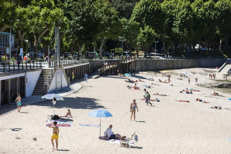 Arquivo - Varias persoas báñanse e toman o sol nunha praia. Beatriz Ciscar - Europa Press - Arquivo