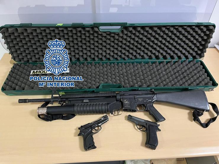 Armas localizadas no rexistro do domicilio do home detido polo atraco de Vilagarcía.. POLICÍA NACIONAL / Europa Press