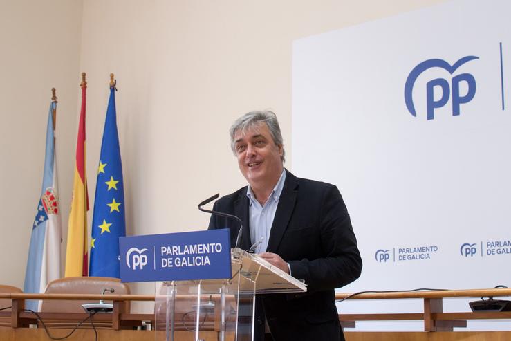 O portavoz parlamentario do PPdeG, Pedro Puy, este luns durante unha rolda de prensa no Parlamento de Galicia.. PPDEG / Europa Press