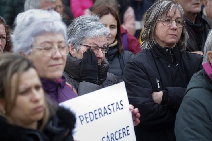 Unha muller cun cartel na man nunha concentración de repulsa polo caso da nena violada en Baleira, a 21 de xaneiro de 2023, en Baleira, Lugo, Galicia (España).. Carlos Castro - Europa Press / Europa Press