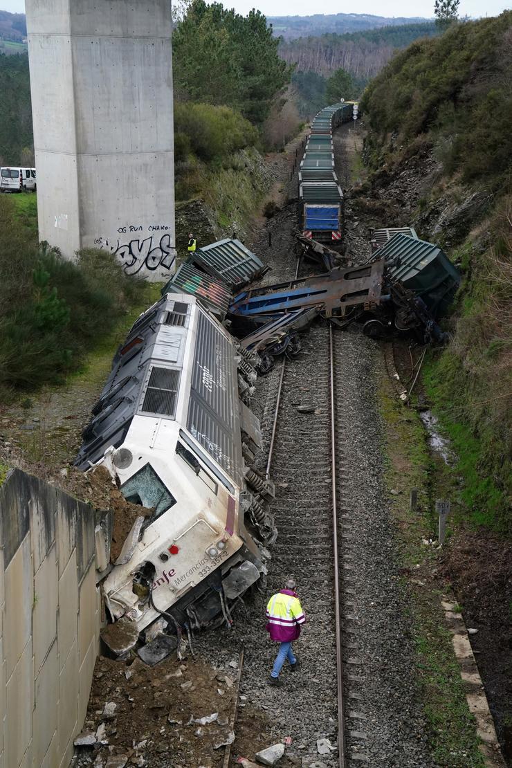 Un home realiza os labores de retirada do tren accidentado na Xesta, Lalín. Álvaro Ballesteros - Europa Press