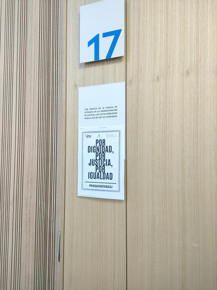 Cartel informativo ás portas dun xulgado de Vigo, sobre a suspensión de vistas debida á folga indefinida dos letrados da administración de xustiza. 