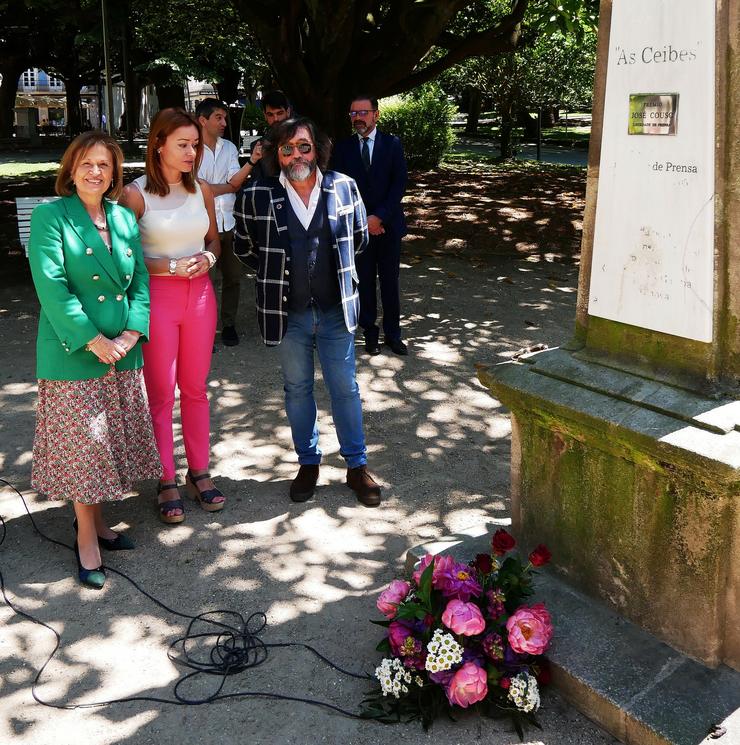 Arquivo - A presidenta do Club de Prensa de Ferrol, Julia Díaz Sixto; a xornalista Erika Reija; e o decano do CPXG, Francisco González Sarrià; realizan unha ofrenda floral no monumento á liberdade de prensa 