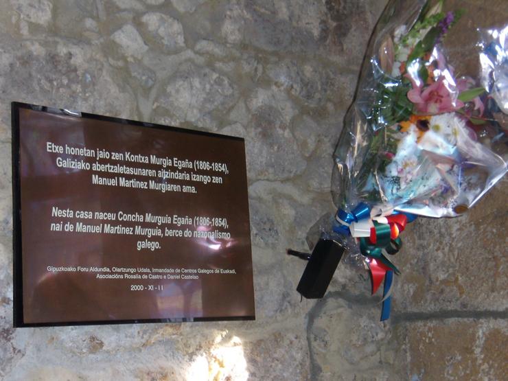 Placa que lembra o nacemento de Concha Murguía na Casa da Cultura de Oiartzun. Foto: Xosé E.