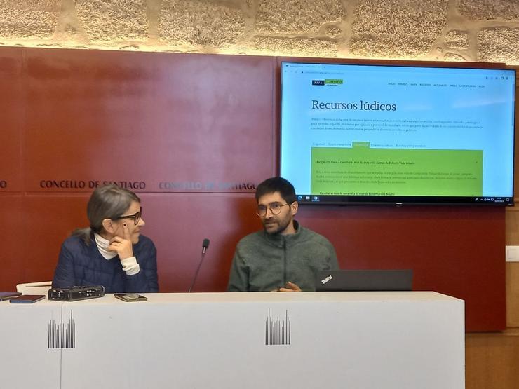 A concelleira de Acción Cultural, Mercedes Rosón, e Óscar Senra, presentan Compostela Literaria / CONCELLO DE SANTIAGO 