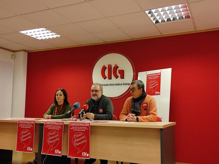 O secretario nacional de CIG-Saúde, Manuel González Moreira, xunto a Lucía Peón e Xavier Alvedro / Europa Press