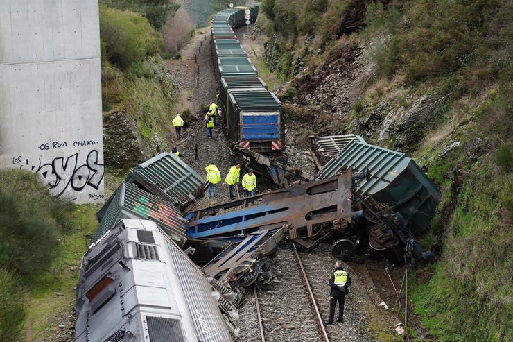 Varios homes realizan os labores de retirada do tren accidentado, a 24 de xaneiro de 2023, na Xesta, Lalín, Pontevedra (España).. Álvaro Ballesteros - Europa Press / Europa Press