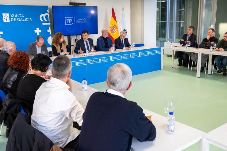 O conselleiro de Cultura, Educación, FP e Universidades, Román Rodríguez, con representantes de profesores técnicos de Formación Profesional.. XUNTA DE GALICIA / Europa Press