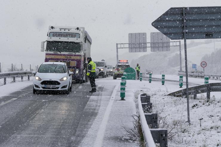 As Nogais, Lugo. Corte da Autovía A6 á altura da saída 438. Os camións foron desprazados fóra da Autovía pola imposibildad de paso polo Porto de Pedrafita / CARLOS CASTRO - Arquivo