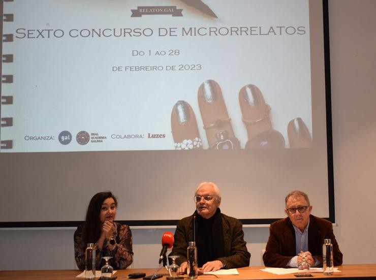 Os presidentes da RAG e de PuntoGal, Víctor F Freixanes e Manuel González, presentan un concurso de microrrelatos. RAG / Europa Press
