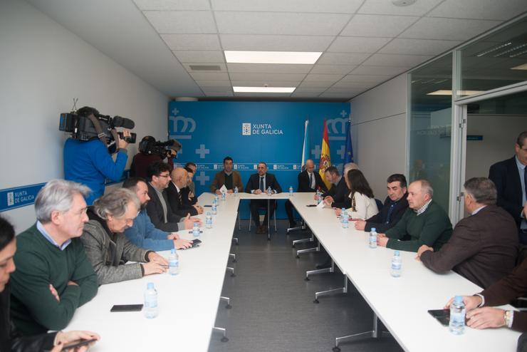 O conselleiro de Sanidade da Xunta, Julio García Comesaña (C), reúnese cos alcaldes do distrito sanitario de Pontevedra 