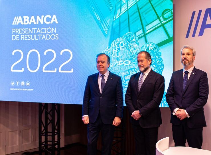 De esquerda a dereita, Francisco Botas, conselleiro delegado de Abanca, Juan Carlos Escotet, presidente de Abanca e Alberto de Francisco, director xeral financeiro de Abanca. ABANCA