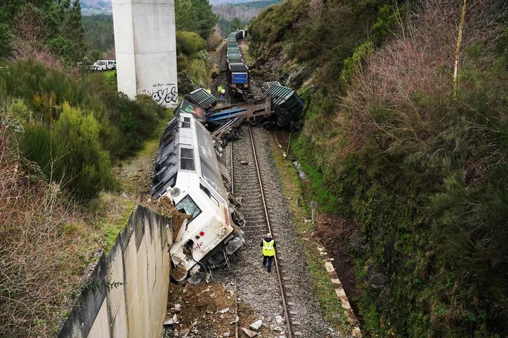Un home realiza os labores de retirada do tren accidentado e descarrilado na Xesta, Lalín / Álvaro Ballesteros - Europa Press