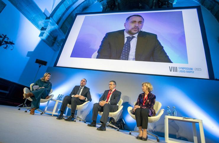 O conselleiro de Sanidade, Julio García Comesaña, a xerente da área sanitaria de Santiago-Barbanza, Eloína Núñez, o xefe do Servizo de Oncoloxía Médica do CHUS, Rafael López; e a presidenta de SEOM, Enriqueta Felip 