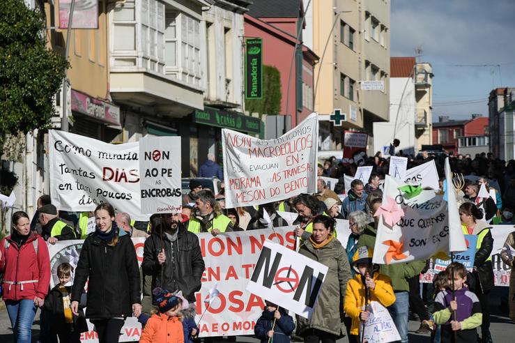 Varias persoas protestan durante unha manifestación convocada pola asociación Savemos ou Val de Barcia e ou Monte Xalo? contra os macroeólicos, a 29 de xaneiro de 2023, en Carral, A Coruña. M. Dylan - Europa Press / Europa Press