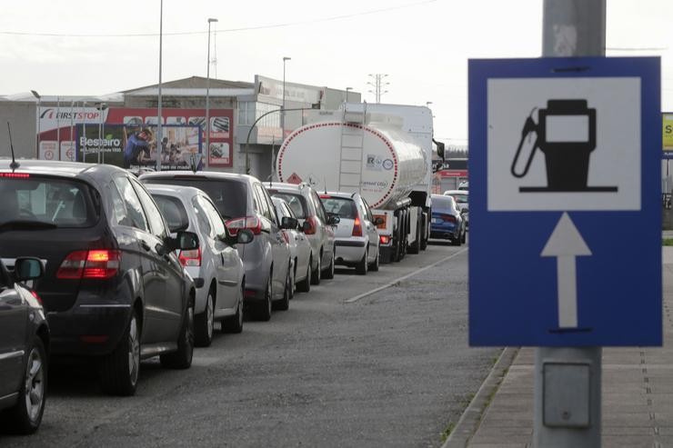 Colas de coches nunha gasolineira, a 31 de decembro de 2022, en Lugo / Carlos Castro