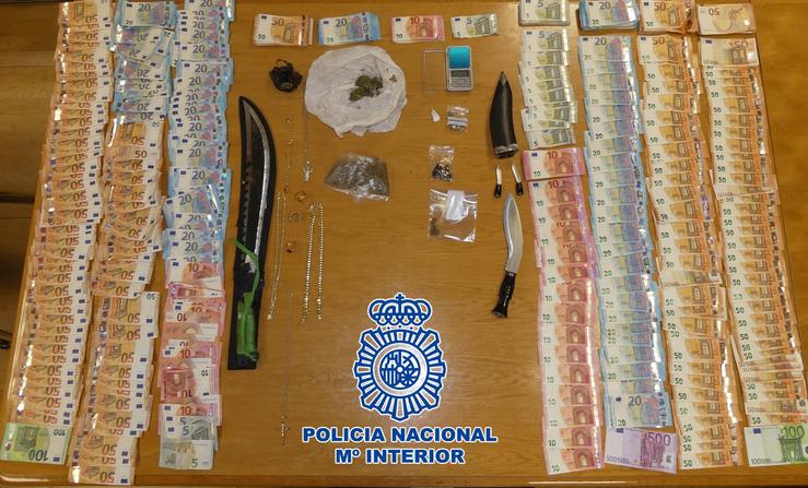 Imaxe dos elementos incautados na operación.. POLICÍA NACIONAL 