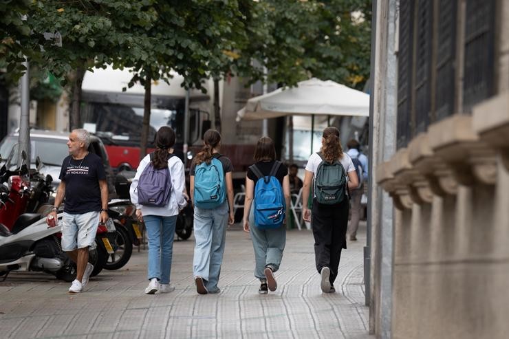 Varios nenas con mochilas á saída do colexio Pia Balmes. David Zorrakino - Europa Press - Arquivo
