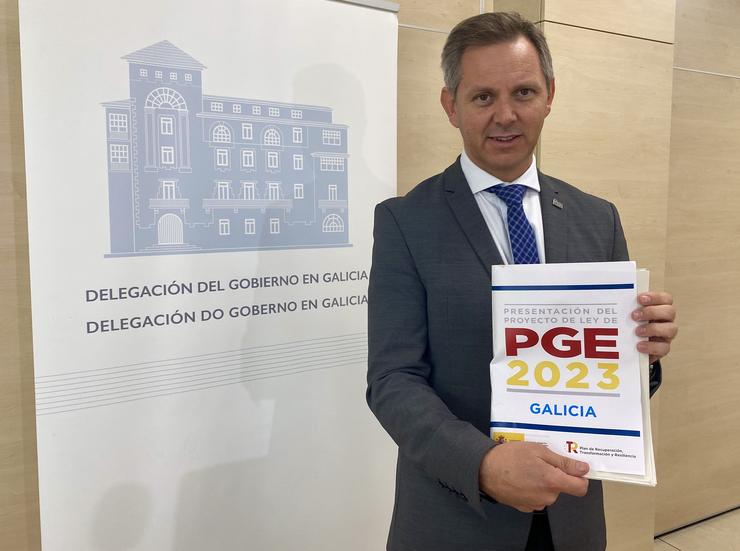 O delegado do Goberno en Galicia, José Miñones, pousa cun cartafol do PGE 2023. DELEGACIÓN DO GOBERNO / Europa Press