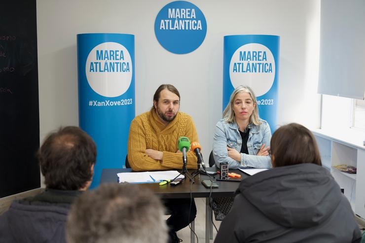 A portavoz da Marea Atlántica, María García, e o candidato á Alcaldía, Xan Xove, en rolda de prensa. MAREA ATLÁNTICA / Europa Press