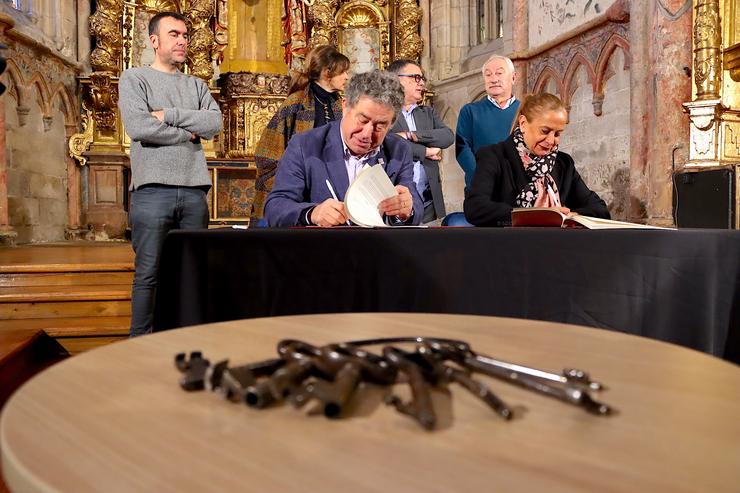 O alcalde de Pontevedra, Miguel Anxo Fernández Lores, e a presidenta da Deputación, Carmela Silva, asinan o convenio de cesión do Convento de Santa Clara ao Museo Provincial 