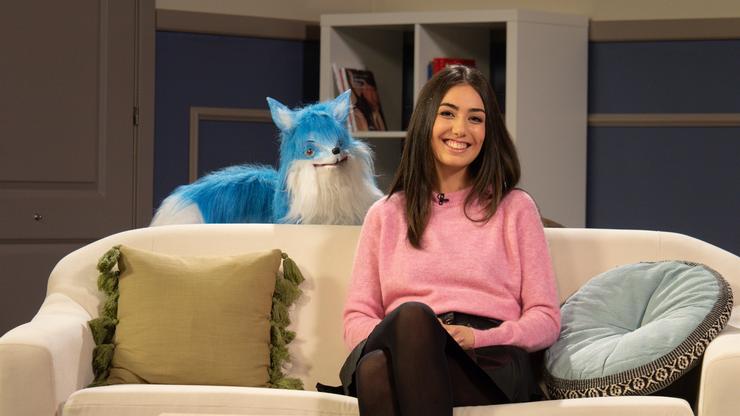 O raposo Digochiño, mascota de '#DígochoEu', xunto á presentadora Esther Estévez. TVG 