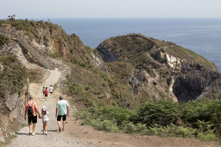 Uns turistas realizan a ruta Punta Socastro ou O Fuciño do Porco, a 11 de agosto de 2022, no Vicedo / Carlos Castro