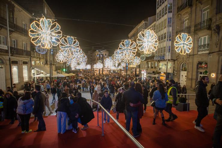Varias persoas pasean polo centro da cidade de Vigo para gozar da iluminación do Nadal / Gustavo da Paz