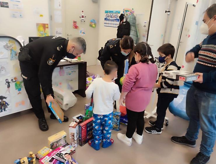 Policías entregan xoguetes a nenos no hospital de Vigo / POLICÍA NACIONAL