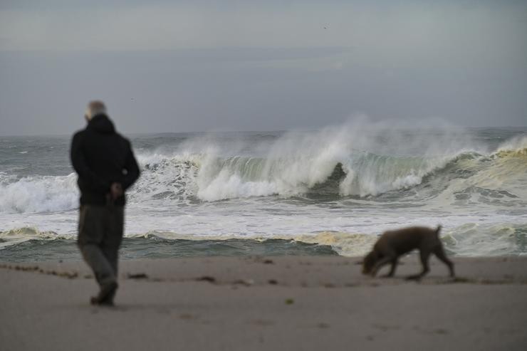 Ondas superiores a 8 metros en Praias de Riazor e Orzán, na Coruña 