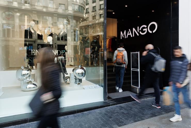 Varias persoas camiñan fronte a unha tenda de Mango / Eduardo Parra