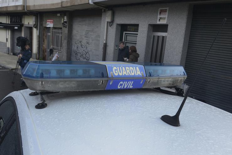 Un coche da Garda Civil aparcado na rúa Cardeal Quiroga, onde se produciron os disparos a un veciño, a 3 de novembro de 2022, en Maceda / Rosa Veiga