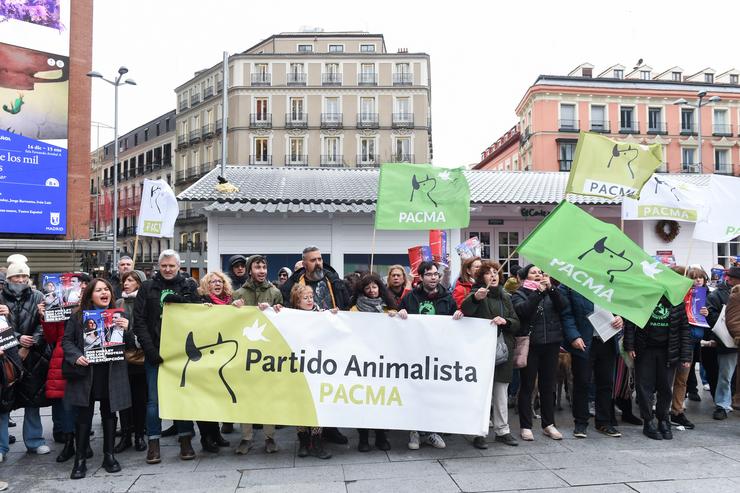 Varias persoas maniféstanse contra a exclusión dos cans de caza da lei de protección anima, en Madrid / Gustavo Valente