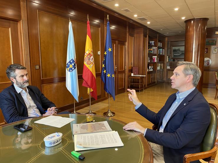 O delegado do Goberno en Galicia, José Miñones, reúnese co presidente da Fegamp, Alberto Varela / DELEGACIÓN DO GOBERNO EN GALICIA