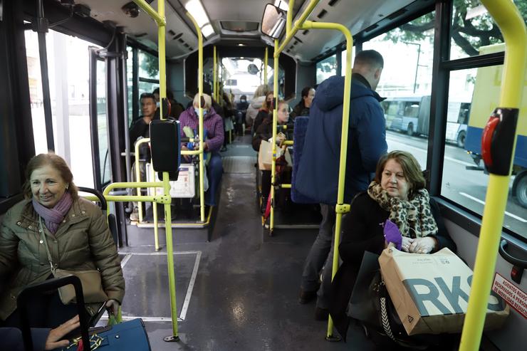 Varias persoas con e sen máscaras no interior dun autobús urbano. Álex Zea - Europa Press / Europa Press