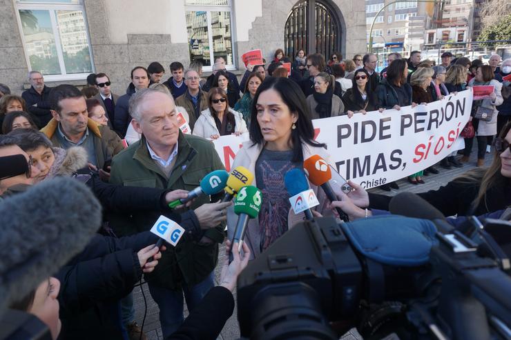 A secretaria xeral do PPdeG, Paula Prado, e o portavoz municipal do PP na Coruña e candidato á Alcaldía, Miguel Lorenzo, en declaracione aos medios durante unha concentración contra a Lei do 